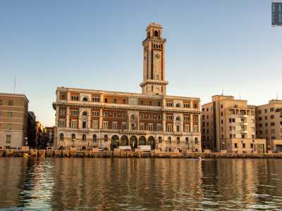 Fu l�impresa Ceci & Nigro a occuparsi della realizzazione di questa parte, che fu arricchita da numerosi edifici pubblici che ancora oggi definiscono lo skyline del lungomare di levante. Tra questi la Provincia con la sua imponente torre dell�orologio...